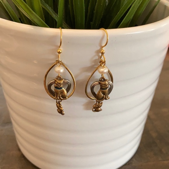Jewelry - Beautiful gold cat & mouse earrings